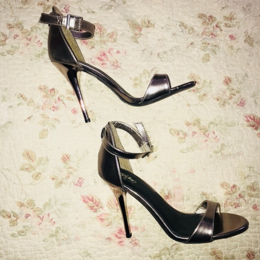 Kylie Jenner inspired platinum gray heels !